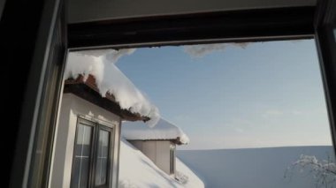 Kışın karla kaplı yurtlar ve kırsal evlerin çatısı. Yüksek kalite 4k görüntü