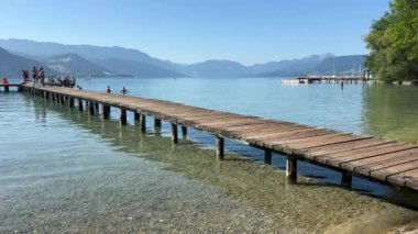 Yukarı Avusturya 'daki Attersee Gölü' nde banyo yapan iskele. Yüksek kalite 4k görüntü
