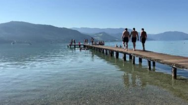 Yukarı Avusturya 'daki Attersee Gölü' nde kalabalık bir banyo iskelesi. Yüksek kalite 4k görüntü