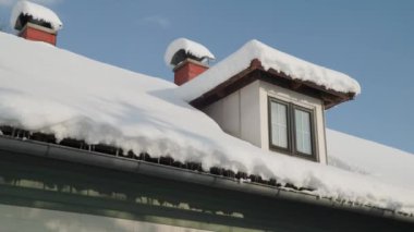 Kışın karla kaplı yurtlar ve kırsal evlerin çatısı. Yüksek kalite 4k görüntü