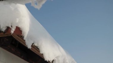 Kışın karla kaplı yurtlar ve kırsal evlerin çatısı. Yüksek kalite 4k görüntü