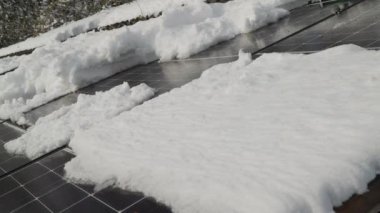 Kar manzarasındaki fotovoltaik paneller. Yüksek kalite 4k görüntü