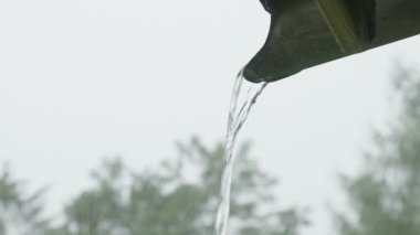 Kanalizasyondan boruya sağanak yağmur yağıyor. Yüksek kalite 4k görüntü