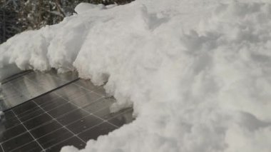 Kar manzarasındaki fotovoltaik paneller. Yüksek kalite 4k görüntü