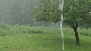 Kanalizasyondan boruya sağanak yağmur yağıyor. Yüksek kalite 4k görüntü