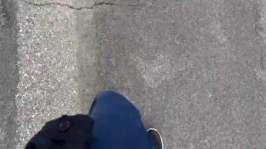 Sokakta yürüyen mavi pantolonlu adam. Yüksek kalite 4k görüntü