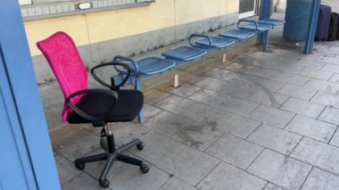 Kol koltuğu otobüs durağında duruyor. Yüksek kalite 4k görüntü