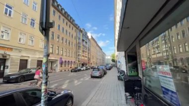 Bir yaz akşamı Münih Glockenbachviertel bölgesinde. Yüksek kalite 4k görüntü