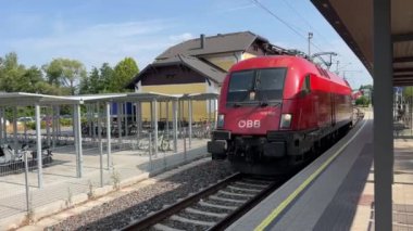 Avusturya elektrikli lokomotifi tren istasyonundan geçiyor. Yüksek kalite 4k görüntü