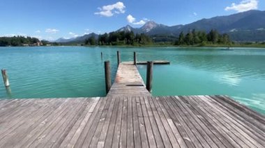 Avusturya, Carinthia 'daki Faaker Gölü' nde sazlıklar arasında güzel bir iskele. Yüksek kalite 4k görüntü