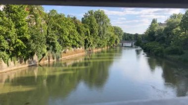 Münih, Bavyera 'daki Isar Nehri. Yüksek kalite 4k görüntü