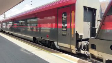 Tren Linz, Avusturya 'dan hareket ediyor. Yüksek kalite 4k görüntü