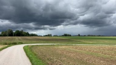 Kırsal yol ve tarım alanları üzerinde sağanak bulutlar. Yüksek kalite 4k görüntü
