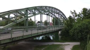 Traun Nehri Köprüsü 'nü ve kasabasını fethediyor. Yüksek kalite 4k görüntü