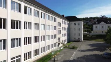 Özel lise binasına girmek. Yüksek kalite 4k görüntü