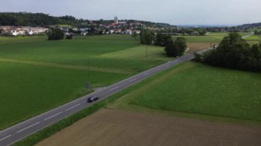 Yukarı Avusturya 'da St. Florian yakınlarındaki kırsal sokakta. Yüksek kalite 4k görüntü