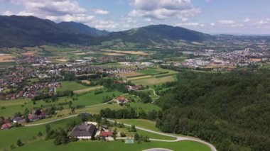 Kremstal Vadisi 'nde Micheldorf ve Yukarı Avusturya' da Kirchdorf ile birlikte serpentine yolu. Yüksek kalite 4k görüntü