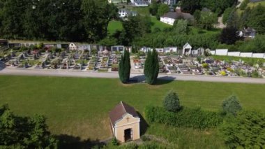 Yazın Avusturya 'da bir mezarlık antresi. Yüksek kalite 4k görüntü