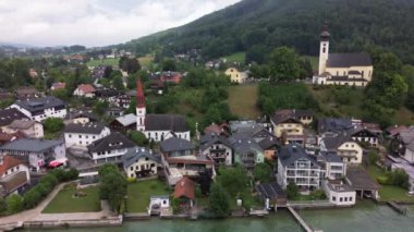 Attersee Gölü 'ndeki Attersee kasabasının havadan görüntüsü. Yüksek kalite 4k görüntü