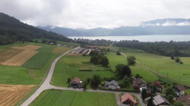 Attersee gölü yakınında Attersee kasabası ve sürücü treni. Yüksek kalite 4k görüntü