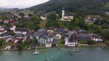 Attersee Gölü 'ndeki Attersee kasabasının havadan görüntüsü. Yüksek kalite 4k görüntü