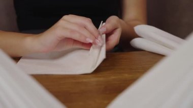 Restoranda beyaz peçete katlayan bir çırak. Yüksek kalite 4k görüntü