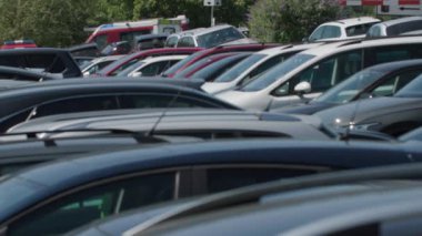 Sıcak yaz gününde arabaları park etmek. Yüksek kalite 4k görüntü