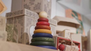 Çevre dostu dükkanda tahta oyuncak. Yüksek kalite 4k görüntü