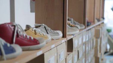 Ayakkabılar mağazada sergileniyor. Yüksek kalite 4k görüntü