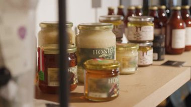 Organik bal dolu kavanozlar. Yüksek kalite 4k görüntü