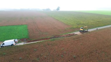 Kırsal alanda fiber optik kablo döşeme. Yüksek kalite 4k görüntü