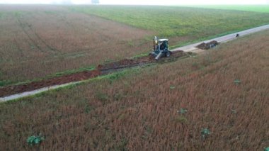 Kırsal alanda fiber optik kablo döşeme. Yüksek kalite 4k görüntü