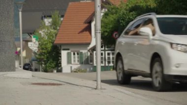 Avusturya 'nın küçük Altmuenster kasabasında yol trafiği. Yüksek kalite 4k görüntü