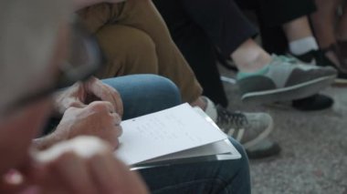 Katılımcı tartışma turunda notlar alıyor. Yüksek kalite 4k görüntü