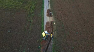 Kırsal alanda fiber optik kablo döşeme. Yüksek kalite 4k görüntü