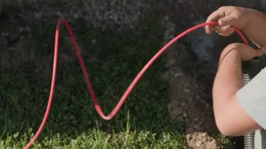 Fiber optik kablo kırsal alanda duruyor. Yüksek kalite 4k görüntü