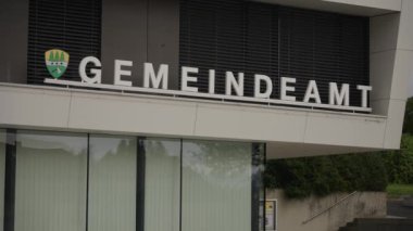 Avusturya köyündeki belediye binasında. Yüksek kalite 4k görüntü