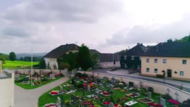 Yukarı Avusturya, Muehlviertel 'deki küçük St. Stefan Afiesl kasabasının havası. Yüksek kalite 4k görüntü