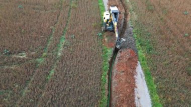 Kırsal alanda fiber optik kablo döşeme. Yüksek kalite 4k görüntü
