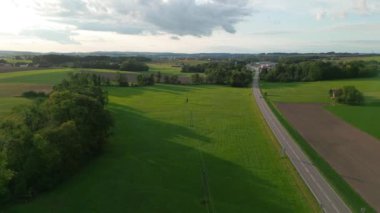 Yukarı Avusturya manzarasında bir kır yolu antresi. Yüksek kalite 4k görüntü