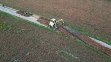 Kırsal alanda fiber optik kablo döşeme. Yüksek kalite 4k görüntü