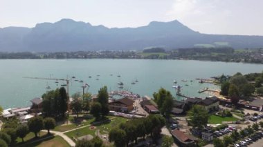Salzkammergut 'ta Drachenwand ve Schafberg dağları ile Mondsee gölü anteni. Yüksek kalite 4k görüntü