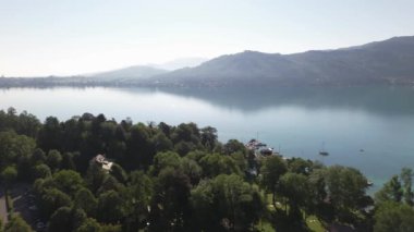 Attersee Gölü 'nün havuzu ve yazın banyo tesisleri. Yüksek kalite 4k görüntü