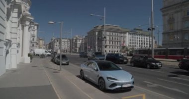 Vienna Schwarzenbergplatz Meydanı 'nda trafik vardı. Yüksek kalite 4k görüntü