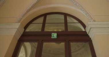 Viyana 'daki ana üniversite binasının koridorunda. Yüksek kalite 4k görüntü