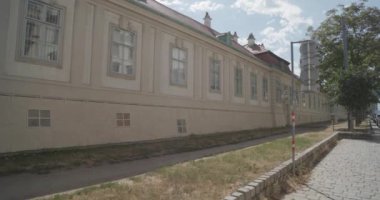 Viyana Belvedere Sarayı kanadı 4. bölgedeki işlek caddenin yanında. Yüksek kalite 4k görüntü