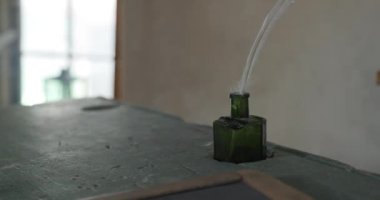 Tarihi okul masasında tebeşir tahtası, mürekkep ve sünger. Yüksek kalite 4k görüntü