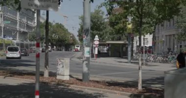 Ringstrasse 'de trafik olan Viyana ana ana üniversite binası. Yüksek kalite 4k görüntü