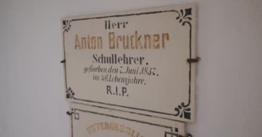 Ansfelden 'daki besteci Anton Bruckner' ın babasının mezarı. Yüksek kalite 4k görüntü