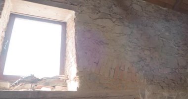 Tarihi binadaki taş duvarlarda ahşap çatı kirişleri. Yüksek kalite 4k görüntü